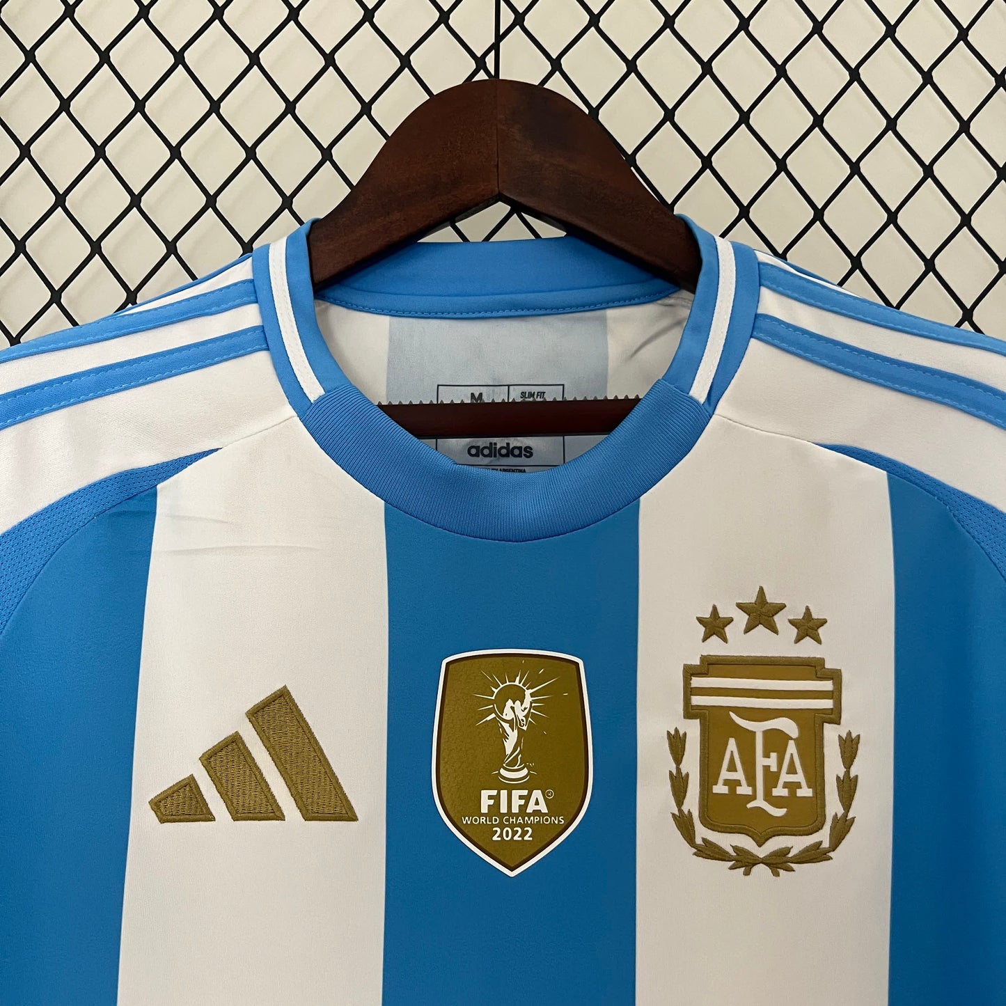 CAMISOLA DA SELEÇÃO DA ARGENTINA 24/25 AZUL E BRANCO