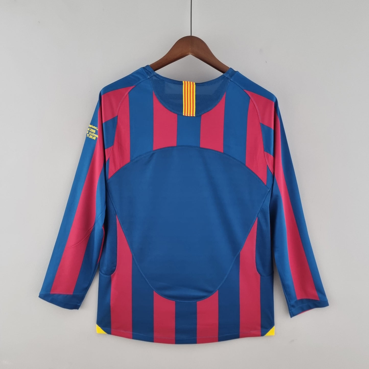 CAMISA RETRÔ DO BARCELONA 05/06 RONALDINHO